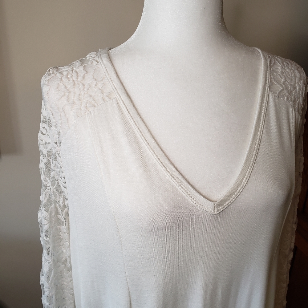 Emerald lace sleeve and back tunic in ivory